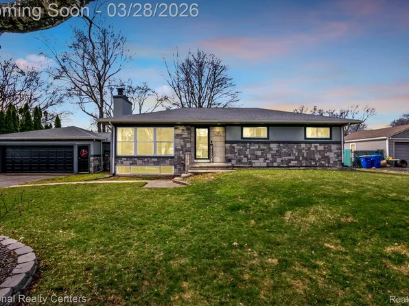 1385 Hira St, Waterford, MI 48328