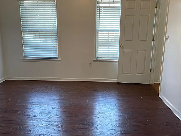 406 Lindenhurst Ct — Photo 5
