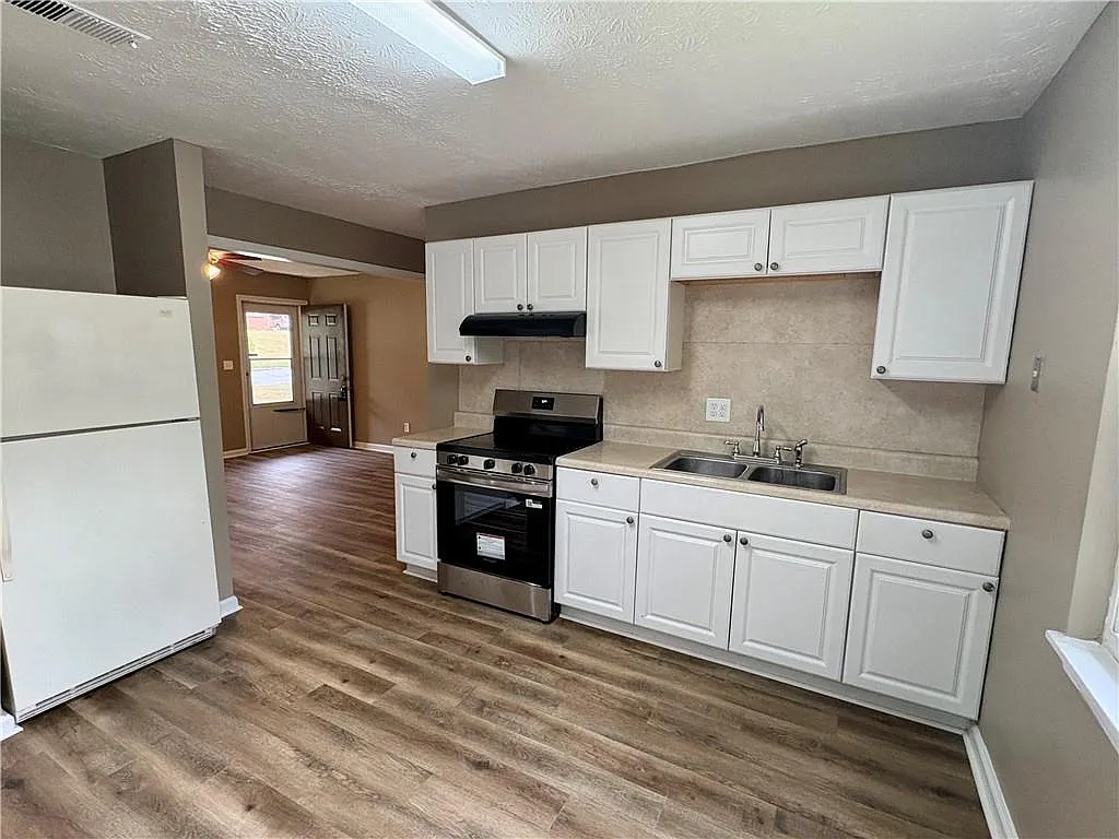 4 bed, 1.5 bath, 1242 sqft, $1,150 — Photo 4