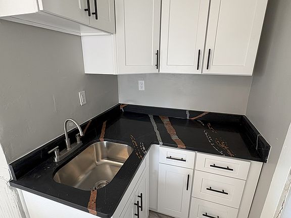 3rd image of 130-132 Springfield St #130-3