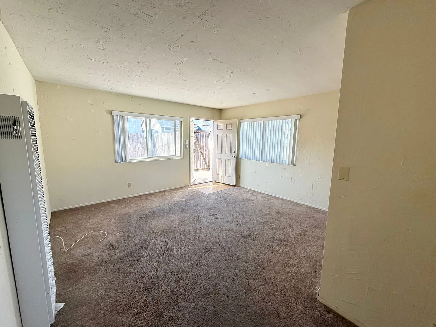 Spacious 2 Bed 1.5 Bath Property Walking Distance to the Beach! — Photo 4
