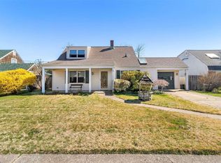 7 Oaktree Ln, Levittown, NY 11756