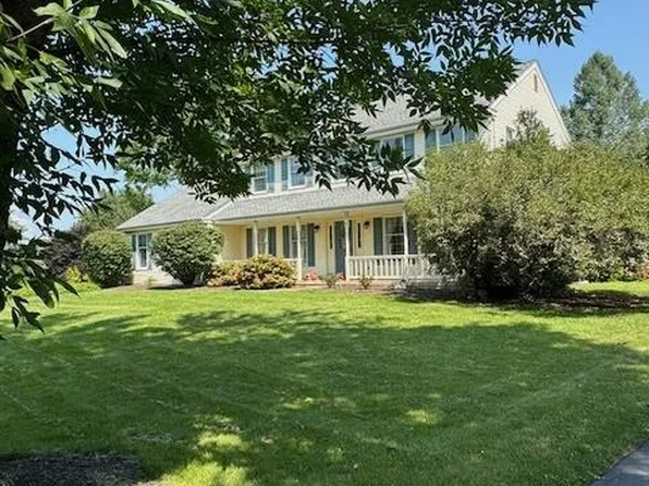979 Treeline Dr, Allentown, PA 18103