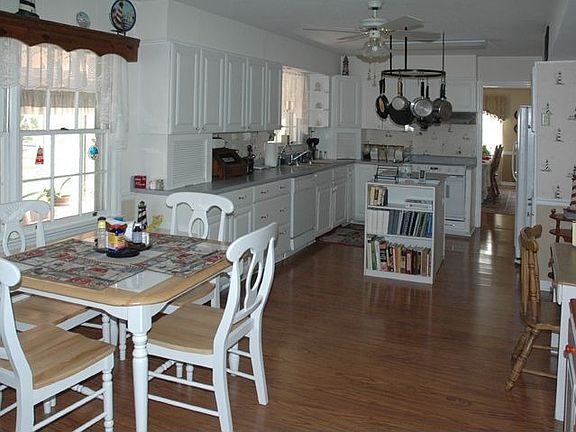 Kitchen / Breakfast Nook