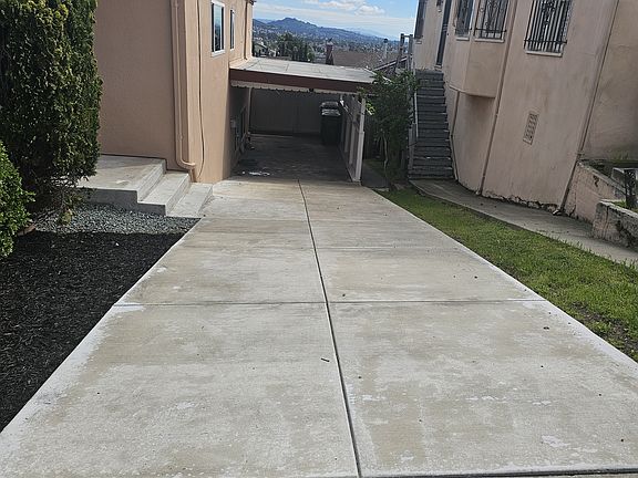 4th image of 2654 Maxwell Ave