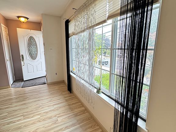 5th image of 980 Rockland Ave #1