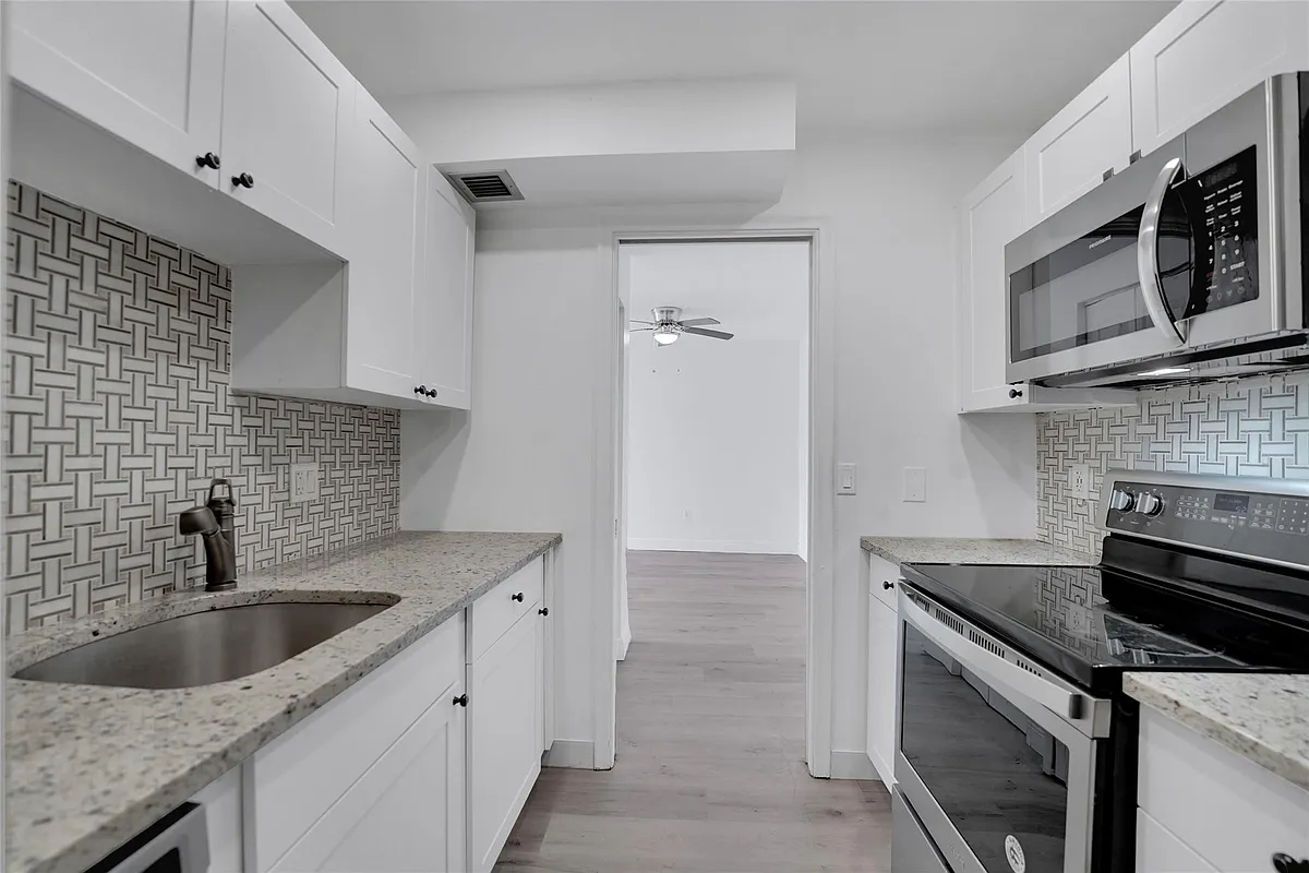 Building Photo - 301 Croton Ave #302