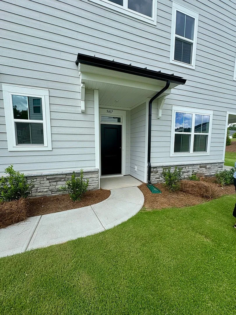 Beautiful 4BR/3BA Townhouse in Griffith Lakes — Photo 1