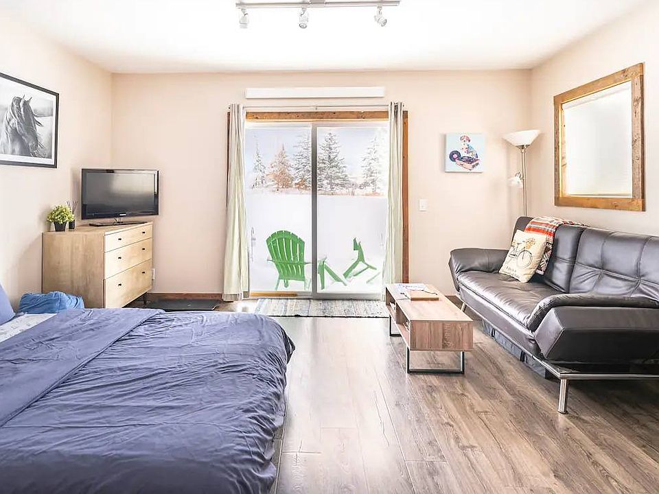 Bright room with Queen and also sofa/futon.