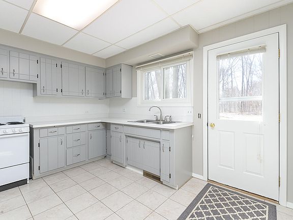 4th image of 12 Baur Ln