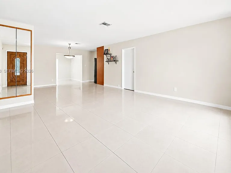 2210 N 57th Way — Photo 6