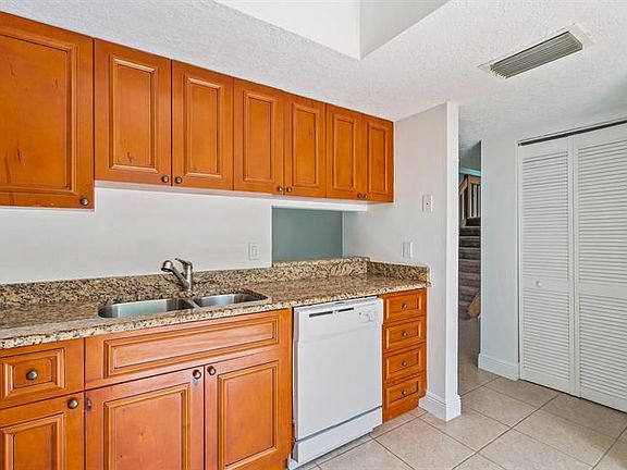3rd image of 301 Lakewood Dr APT 8A