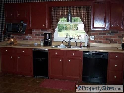 3rd image of 3818 Sun Valley Ln
