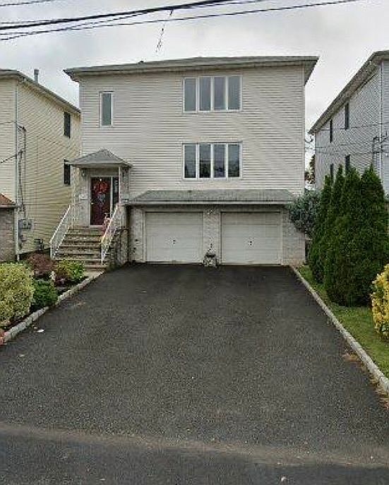 Multifamily home in Linden 