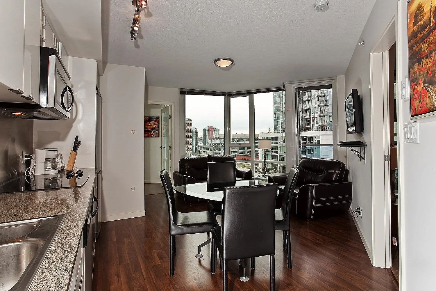 2 bed, 630 sqft, $3,700 — Photo 4