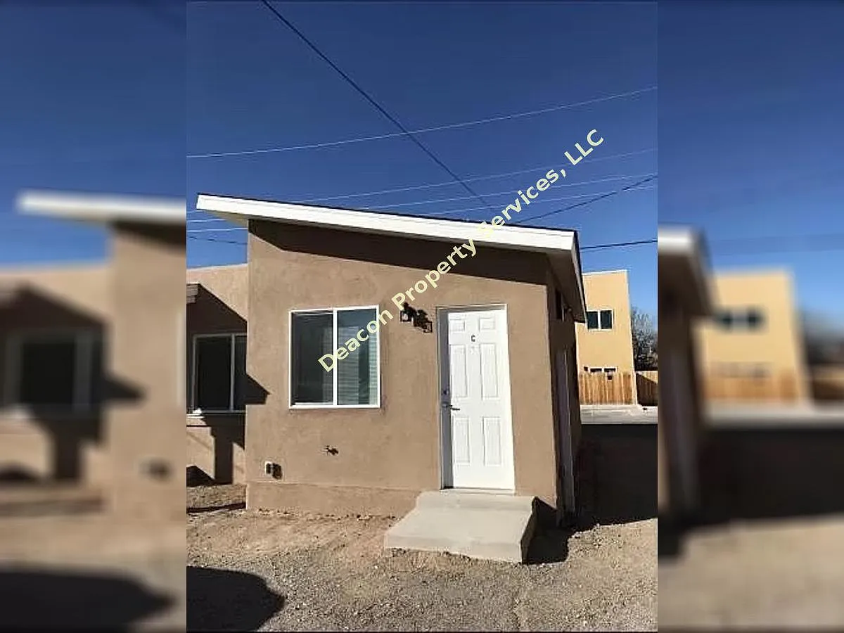Updated 1 Bedroom Tucked Away in a Small UNM Compound — Photo 2
