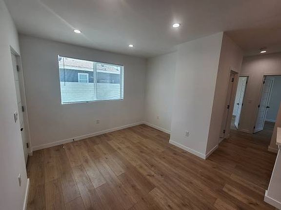 4th image of 10940 Oxnard St #102