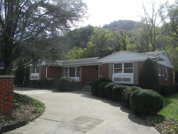 3rd image of 32 S Circle Dr