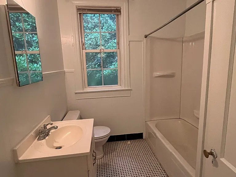 305 N Jefferson St NE #4 — Photo 8