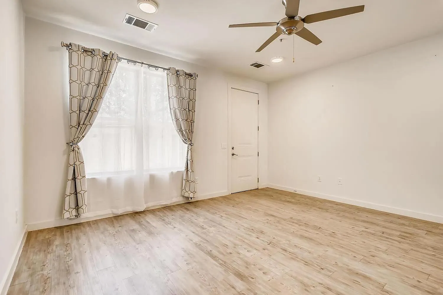 2 bed, 2.5 bath, 1220 sqft, $1,850 — Photo 4