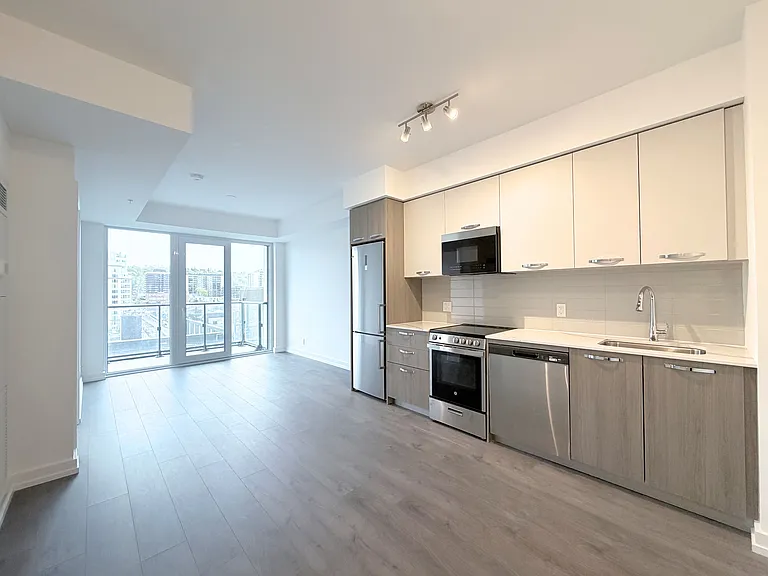 75 James St S #824 — Photo 17
