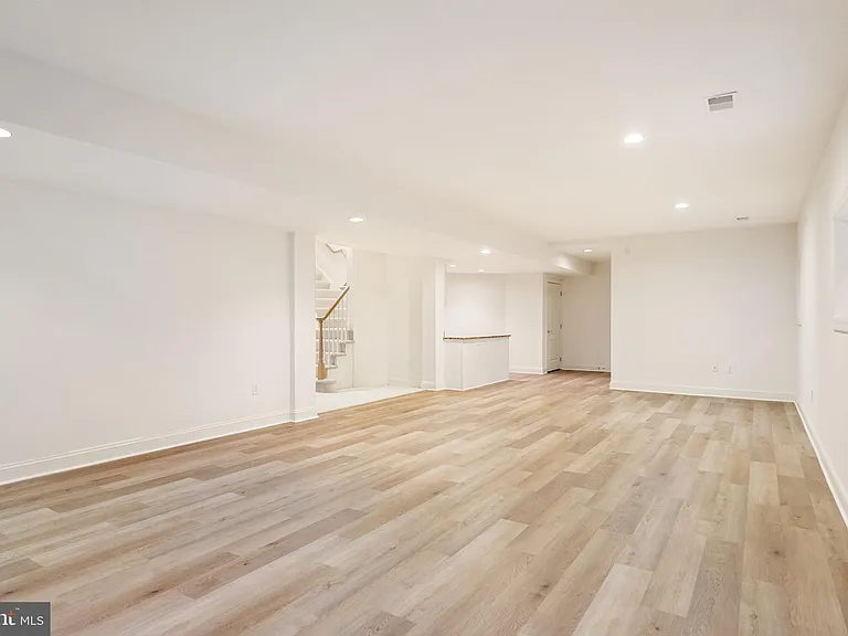 7440 Old Maple Sq — Photo 32
