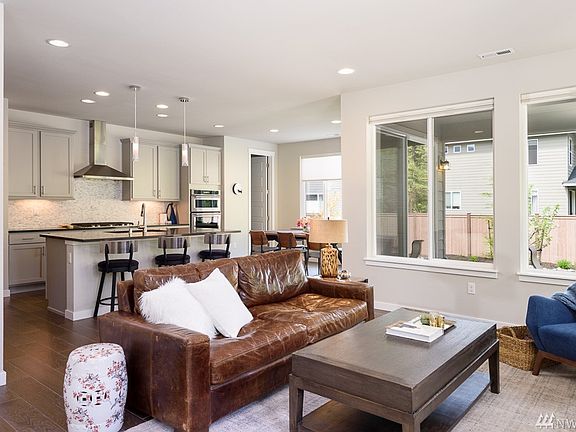 4th image of 302 Zemp Way NE