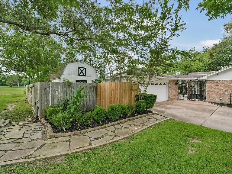 110 Hillcrest Dr — Photo 42