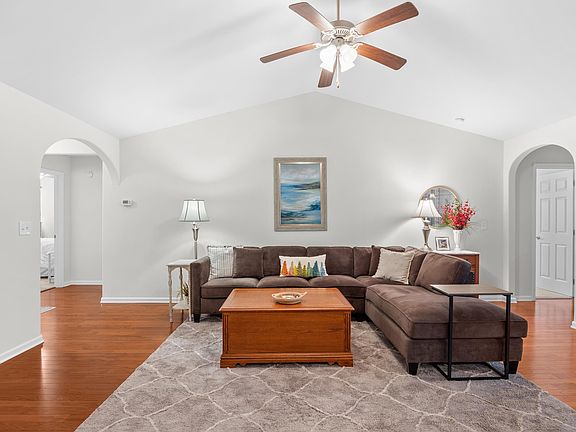 5th image of 110 Clearwater Dr.