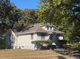 56 Heisser Ln, Farmingdale, NY 11735