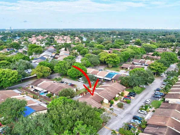 2001 Seagrape Ave, Pembroke Pines, FL 33026