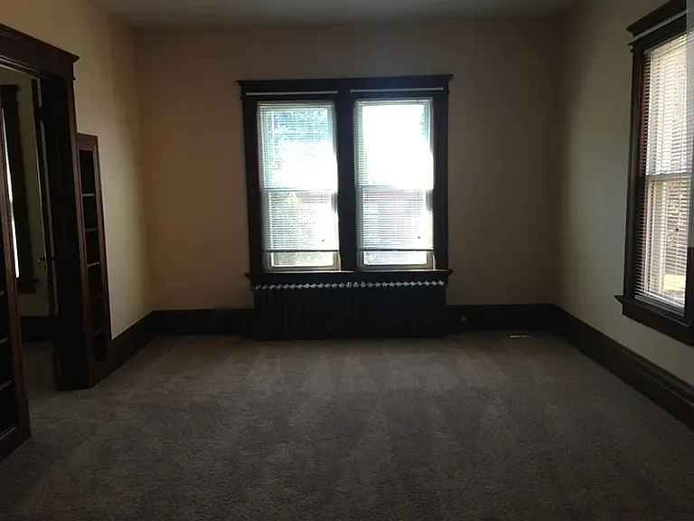 541 W 9th St — Photo 2