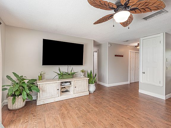 4th image of 2526 Auburn Dr