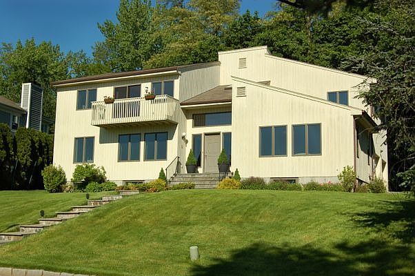 Front of 1 Hudson Pl