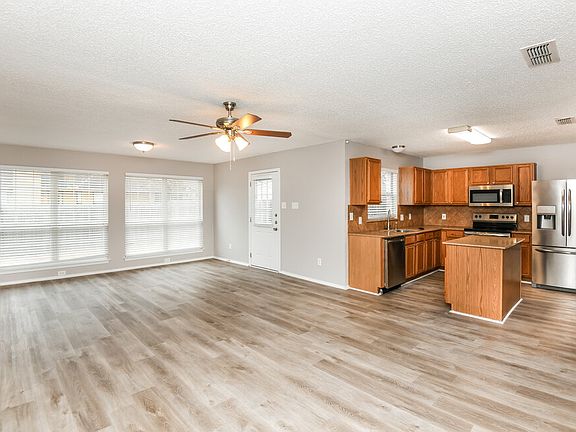 4th image of 826 Bracken Pl