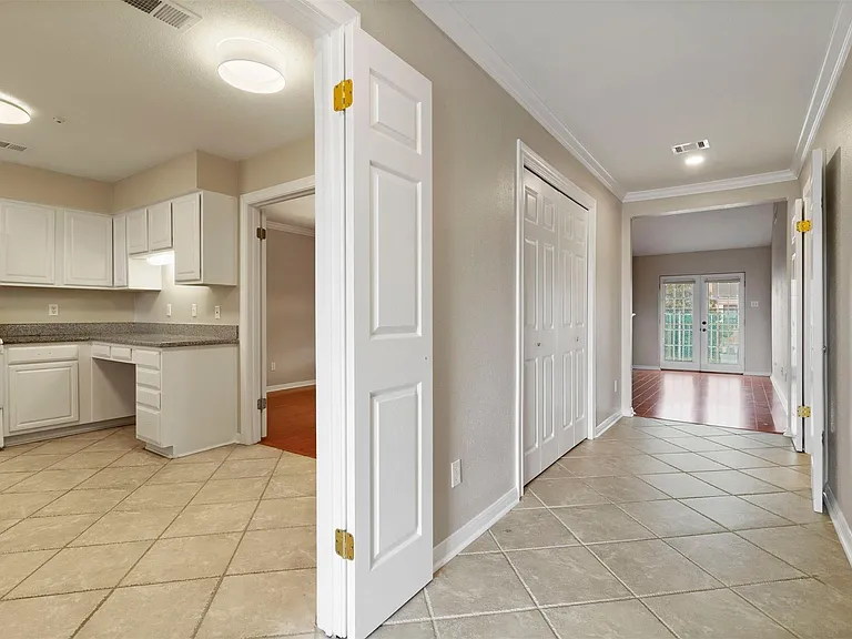1042 Augusta Dr #1042 — Photo 5