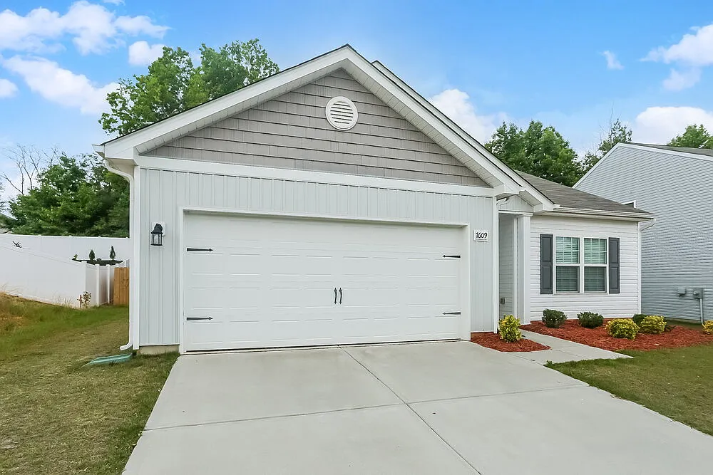 3 bed, 2.0 bath, 1342 sqft, $2,130 — Photo 3