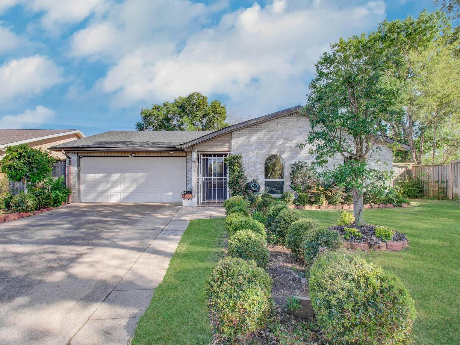 3 bed, 2.0 bath, 2052 sqft, $1,800 — Photo 3