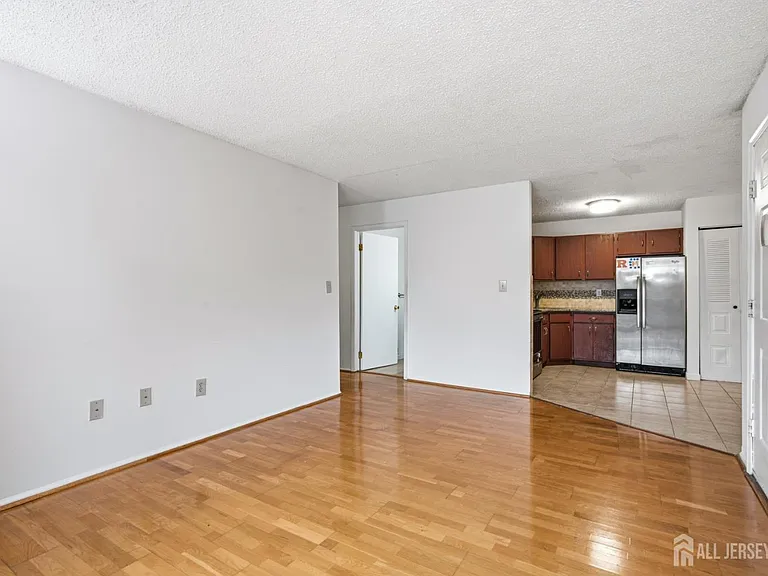 334 Lancaster Ct — Photo 7