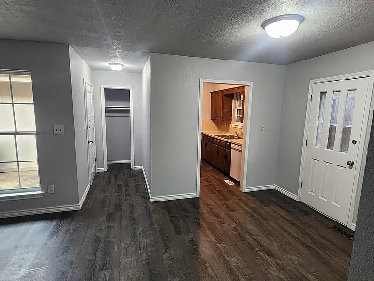 1914 N Moulton Ct — Photo 2