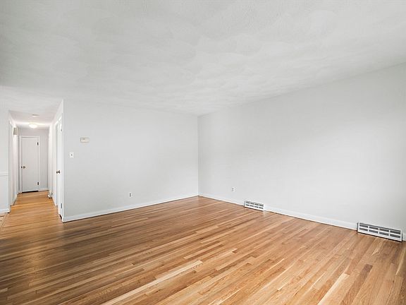 4th image of 295 Reservoir Ave
