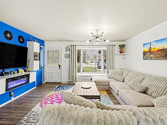 2nd image of 633 N Adelaide St