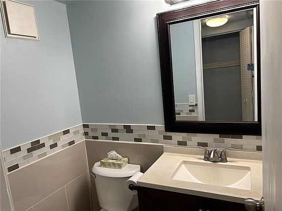 4th image of 215 Farnham I #215