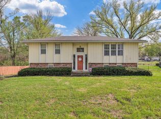 2615 NE 37th St, Topeka, KS 66617