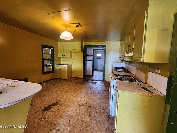 4th image of 807 American Legion Dr
