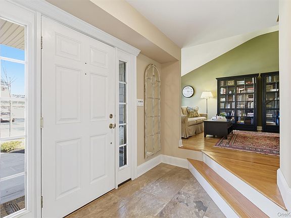 3rd image of 6 Oneonta Court