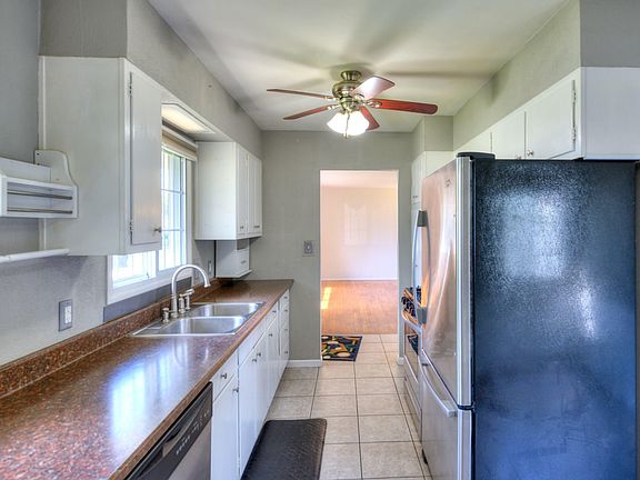 4th image of 1728 Winston Dr