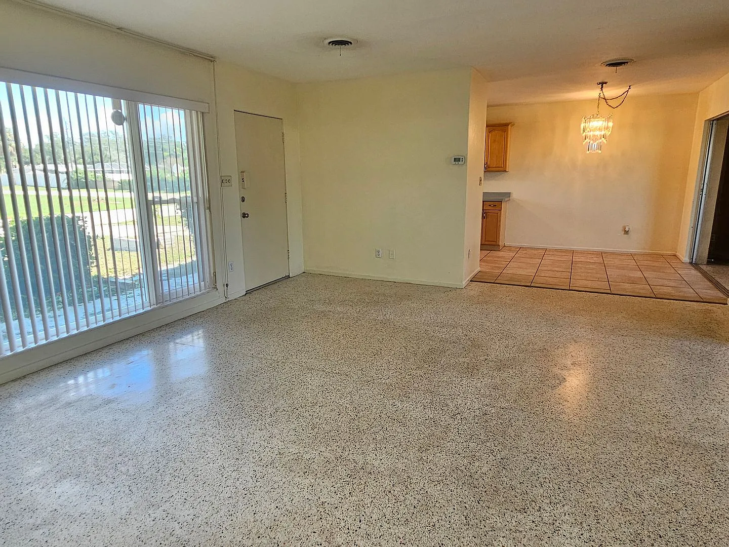 Annual Unfurnished 2 Bed / 2 Bath Home with Large Fenced Backyard in Central Venice! — Photo 3