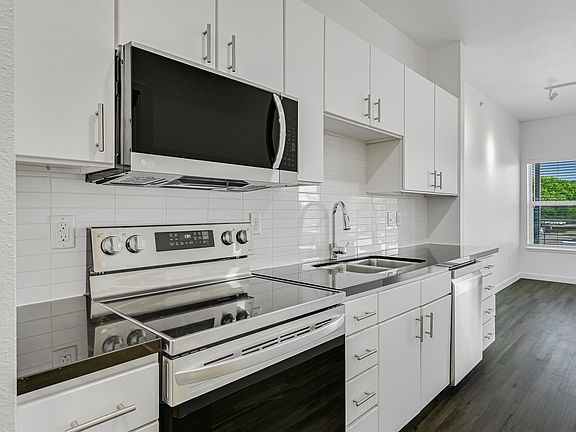 3rd image of 1010 S Flores St #3