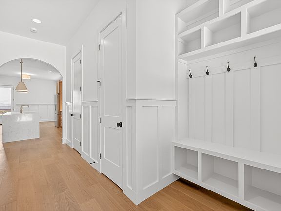 5th image of 633 Claridge Dr